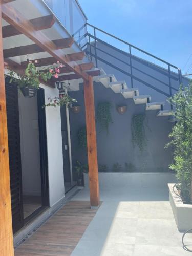 a patio with a staircase on a building with plants at Espaço da Zilda in São José