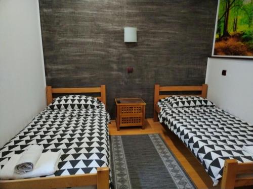 two beds sitting next to each other in a room at FUN ROOMS SOBE PRENOĆIŠTE in Borča