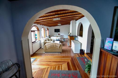 a living room with an archway and a couch at Siena Hotel in Campos do Jordão