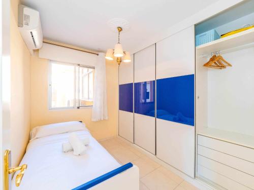 a small room with a bed and a closet at Céntrico apartamento con terraza en la playa in Rincón de la Victoria