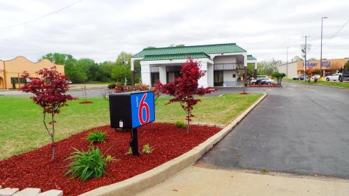 a sign in a flower bed in front of a building at Motel 6-Covington, TN in Covington