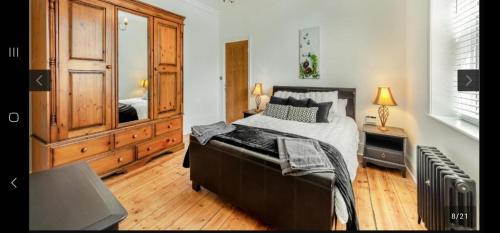 een slaapkamer met een groot bed en een dressoir bij NO15 in Tynemouth