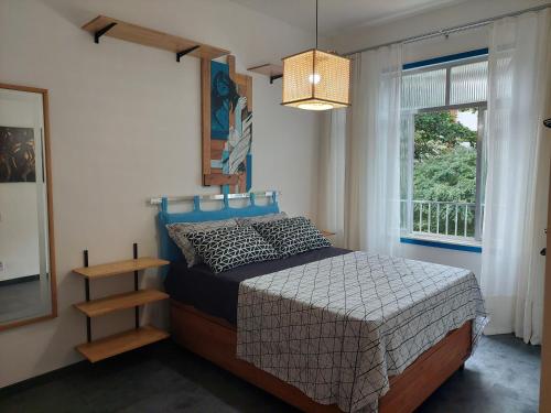 1 dormitorio con cama y ventana en URCA 303 Rio BR, en Río de Janeiro