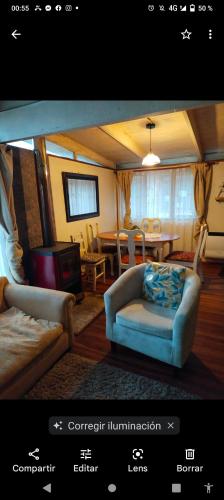 - un salon avec un canapé et une table dans l'établissement Cabañas y Hospedaje Claudia, à Temuco