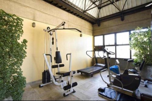 un gimnasio con varias bicicletas estáticas y una cinta de correr en Apart hotel - apartments, en Campinas