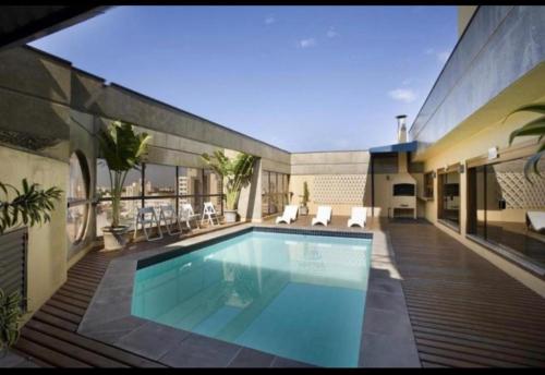 uma piscina no meio de um edifício em Apart hotel - apartments em Campinas
