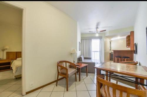 uma sala com uma mesa de jantar e um quarto em Apart hotel - apartments em Campinas