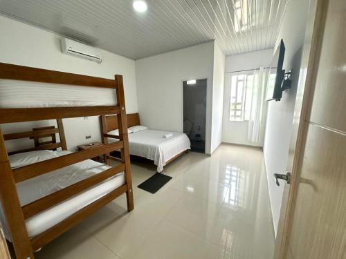 Pokój z 2 łóżkami piętrowymi i korytarzem w obiekcie Najy Aguachica w mieście Aguachica