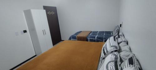 Ein Bett oder Betten in einem Zimmer der Unterkunft Quarto privativo WC compartilhado