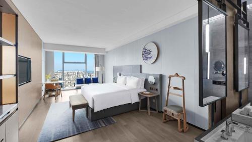 Ένα ή περισσότερα κρεβάτια σε δωμάτιο στο Vignette Collection Hangzhou Huaxia Center Hotel by IHG