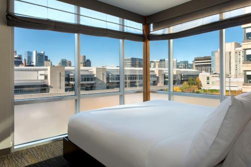 Bett in einem Zimmer mit einem großen Fenster in der Unterkunft Element Boston Seaport District in Boston