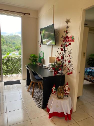 ein Heimbüro mit einem Weihnachtsbaum und einem Schreibtisch in der Unterkunft Heiata Lodge Papeete in Papeete