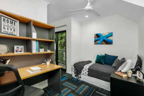 una camera con letto, scrivania e sedia di MiHaven Shared Living - Gatton St a Cairns