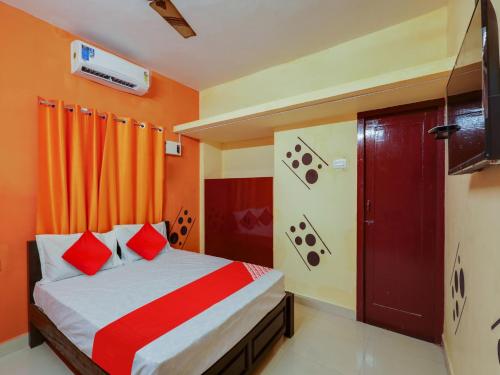 מיטה או מיטות בחדר ב-Vsv Guest House Maduravoyal