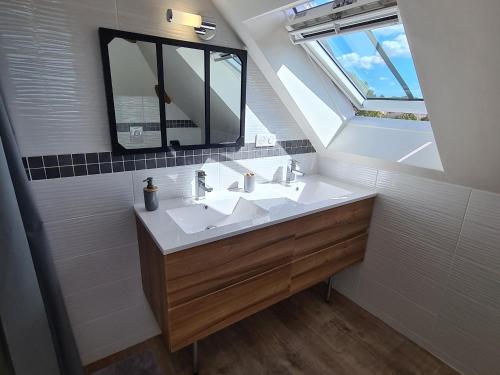 La salle de bains est pourvue d'un lavabo, d'un miroir et d'une fenêtre. dans l'établissement Gîte Briare, 5 pièces, 11 personnes - FR-1-590-404, à Briare