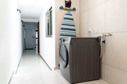 a laundry room with a washing machine in a hallway at Árbol de Guanacaste in Zitácuaro
