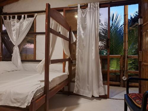 um quarto com um beliche e uma janela em Hotel Gabarra Lodge em San Vicente