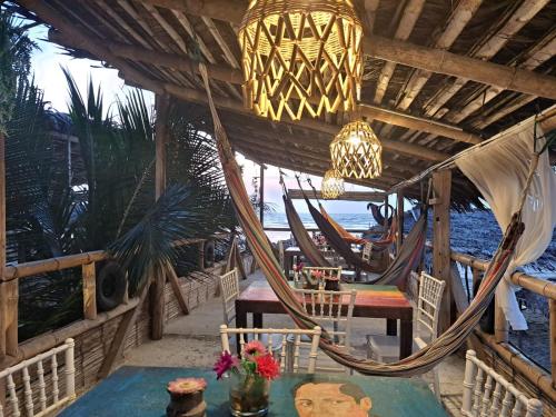 um restaurante com cadeiras, uma mesa e um lustre em Hotel Gabarra Lodge em San Vicente