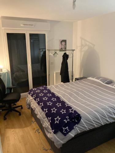 Ένα ή περισσότερα κρεβάτια σε δωμάτιο στο Alessandro cozy apartment in Paris Clichy