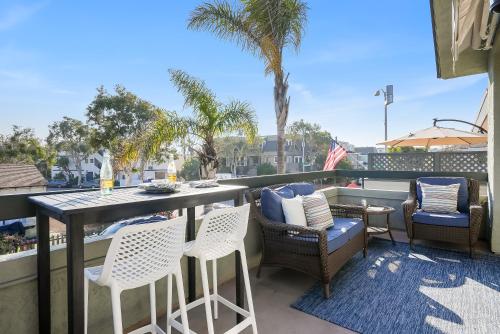 a patio with a table and chairs on a balcony at Stunning South Mission Beach Home - AC, Private Patio, Grill and Garage! in San Diego