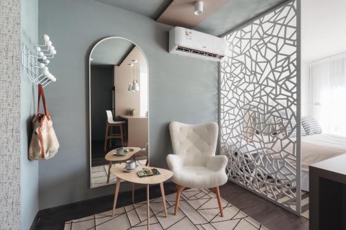 a bedroom with a mirror and a chair and a bed at Diseño en Punta Carretas con garaje opcional in Montevideo