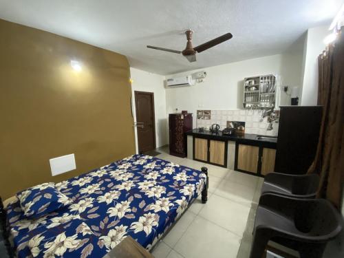 a small bedroom with a bed and a kitchen at Charming guesthouse in heart of Manipal in Manipala