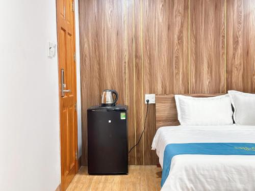 a small room with two beds and a blender in it at Milanesa Hotel and Apartment in Vung Tau
