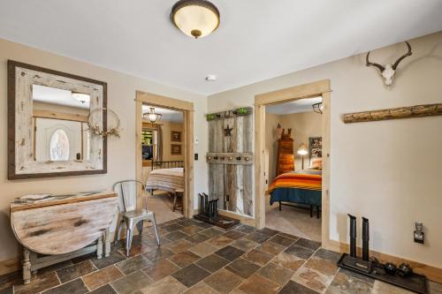 Postel nebo postele na pokoji v ubytování Big House at Bunkhouse