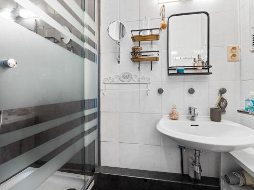 uma casa de banho com um lavatório e um chuveiro em Van Mullemstraat 15 2 bedrooms on floor 2 em Blankenberge