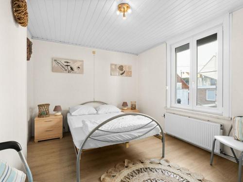 um quarto com uma cama e uma janela em Van Mullemstraat 15 2 bedrooms on floor 2 em Blankenberge