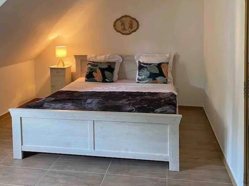 ein weißes Bett mit Kissen auf dem Zimmer in der Unterkunft Apartment for 4 people, in the heart of Alsace in Châtenois
