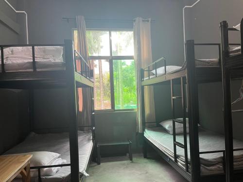 Łóżko lub łóżka piętrowe w pokoju w obiekcie GAR'S Homestay