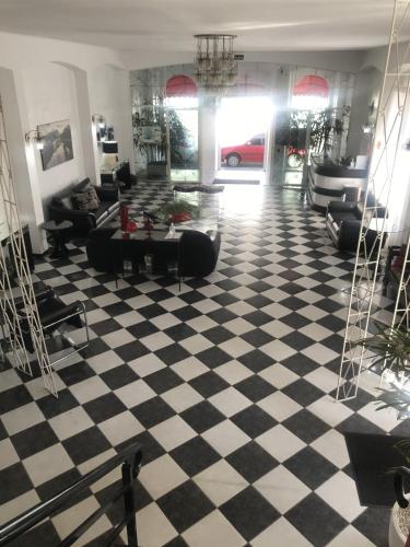 a living room with a black and white checkered floor at Hotel pousada porto real in Morretes