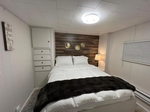 Schlafzimmer mit einem großen Bett mit einem Kopfteil aus Holz in der Unterkunft Cozy Guest House in Bellingham