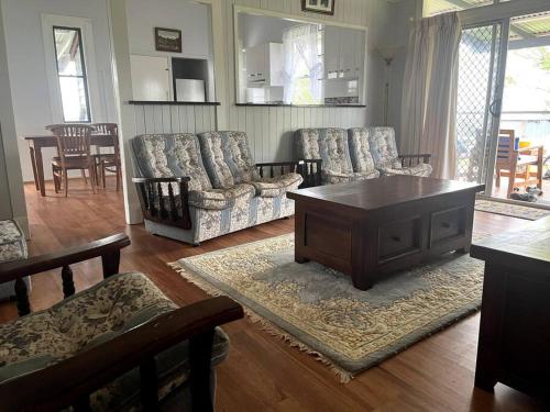 Sala de estar con sofás y mesa de centro en Country charm on acreage, en Kingaroy
