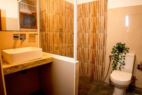 Ванная комната в Tevins Place - Unawatuna