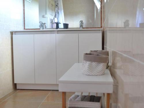 baño con lavabo y armario blanco en Gîte Montmoreau, 3 pièces, 5 personnes - FR-1-653-74, en Montmoreau