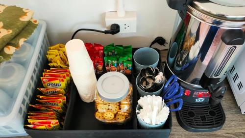 Příslušenství pro přípravu čaje a kávy v ubytování The Loftel Resort