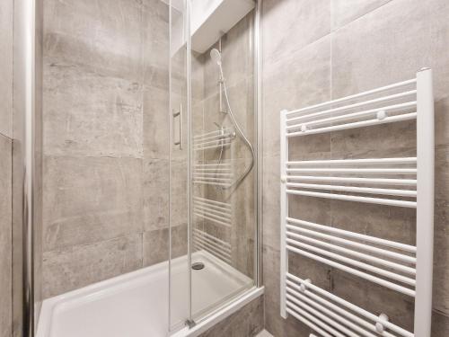een badkamer met een douche en een glazen deur bij RAJ Living - 3 , 4 and 5 Room Apartments - 20 Min zur Messe DUS in Willich