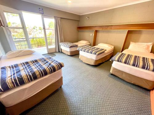 Letto o letti in una camera di Te Anau Lakefront Backpackers