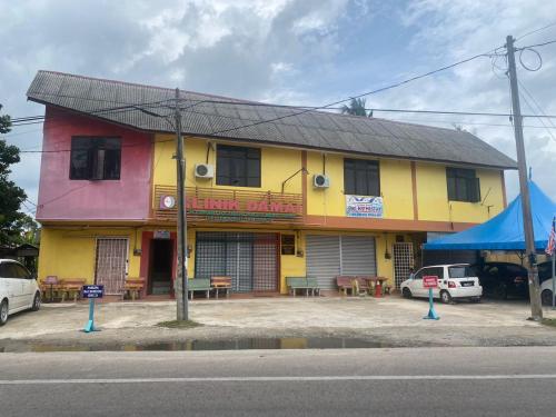 um edifício colorido no lado de uma rua em D&I Homestay em Tumpat