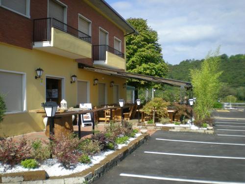 a building with a parking lot with a restaurant at Le Colline del Garda in Bussolengo