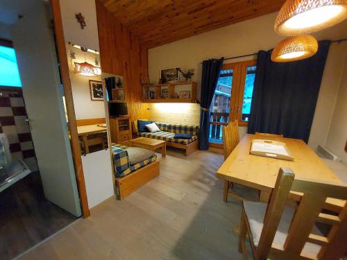 Appartement Valmorel, 3 pièces, 6 personnes - FR-1-356-183にあるシーティングエリア