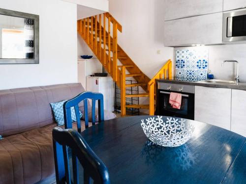 une cuisine et une salle à manger avec une table et des chaises dans l'établissement Pavillon T3 rénové à 400m de la plage avec terrasse, parking et WiFi - Narbonne-Plage - FR-1-409-158, à Narbonne