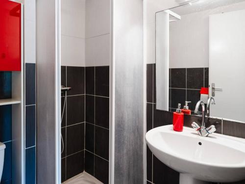 une salle de bain avec un lavabo et un miroir dans l'établissement Pavillon T3 rénové à 400m de la plage avec terrasse, parking et WiFi - Narbonne-Plage - FR-1-409-158, à Narbonne
