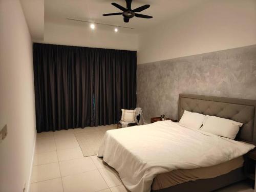 een slaapkamer met een bed en een plafondventilator bij Ampang Luxurious Staycation in Kuala Lumpur