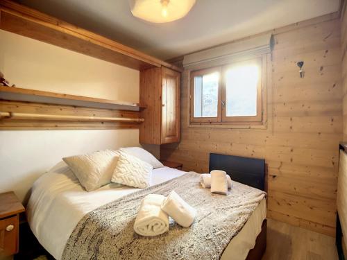 ein Schlafzimmer mit einem Bett mit zwei Handtüchern darauf in der Unterkunft Appartement Méribel, 3 pièces, 6 personnes - FR-1-688-71 in Méribel