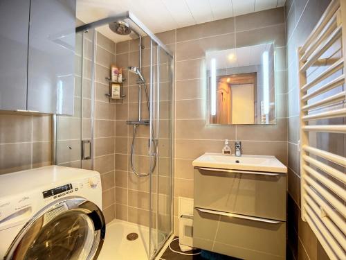 ein Badezimmer mit einer Waschmaschine und einem Waschbecken in der Unterkunft Appartement Méribel, 3 pièces, 6 personnes - FR-1-688-71 in Méribel