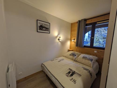une chambre avec un lit et une fenêtre dans l'établissement Charmant 2 pièces pour 4 personnes avec balcon et parking – Chamonix Sud, à 5 min du centre - FR-1-343-250, à Chamonix-Mont-Blanc