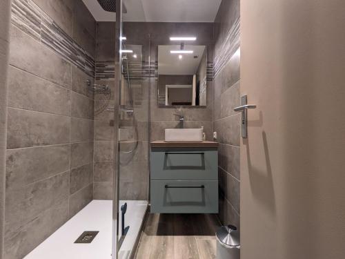 y baño con ducha y lavamanos. en Appartement Chamonix-Mont-Blanc, 2 pièces, 4 personnes - FR-1-343-250, en Chamonix-Mont-Blanc